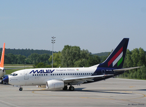 B_737-6Q8_HA-LOE_M_02.jpg