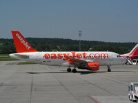 A_319-111_G-EZBS_easyJetcom03.jpg