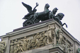 WidenRzezbakwadrygiBoginiNikenadachuParlamentuAustriackiego01.jpg